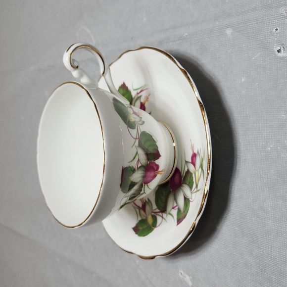 Regency English Bone China Teacup - Picture 3 of 10